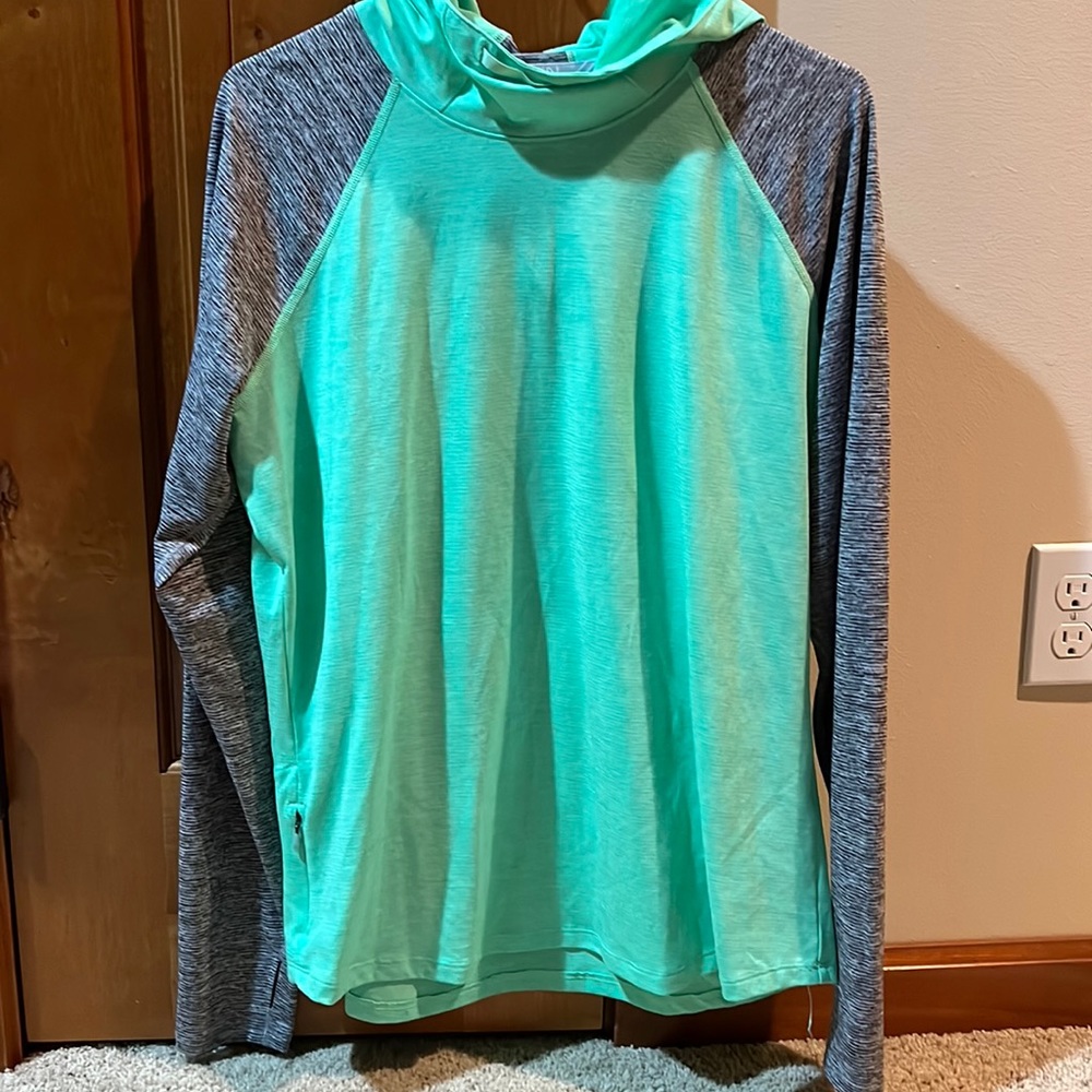EUC. Under Armour thin shirt size XL